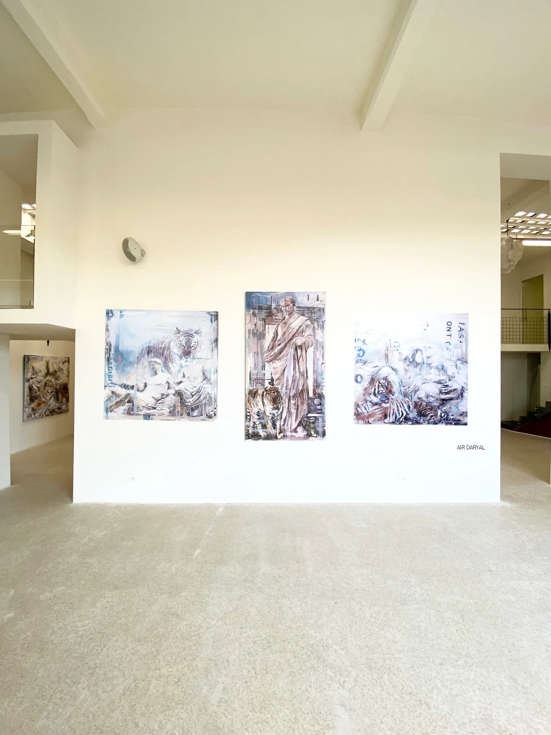 Opere di Air Daryal in allestimento